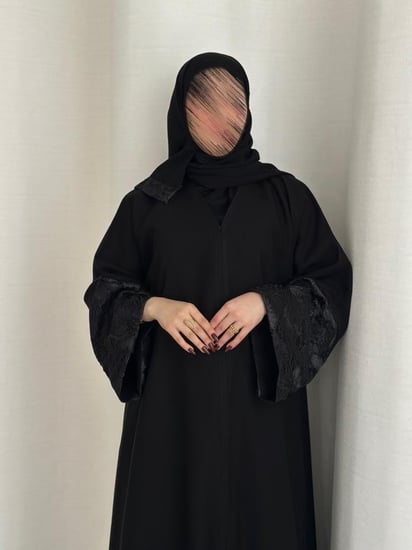 عباية نص كلوش قماش(كريب) بأكمام دانتيل ورد