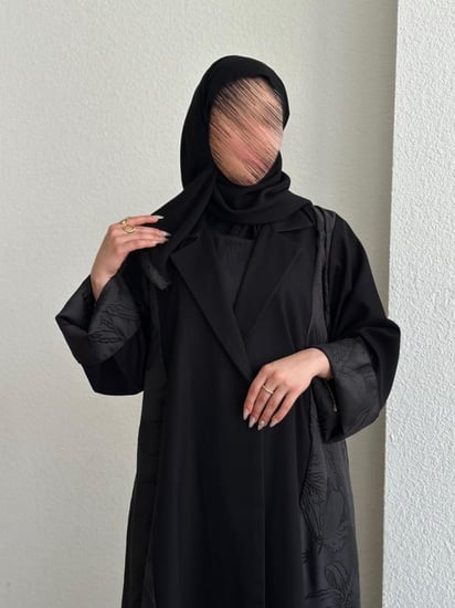 عباية اسود كلوش قماش(كريب) واضافة قماش ورد اغصان اسود