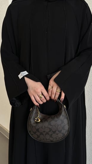 عباية اسود قماش(انترنت) كلوش بخطوط مكره اسود وكُم قلاب بقماش العلا