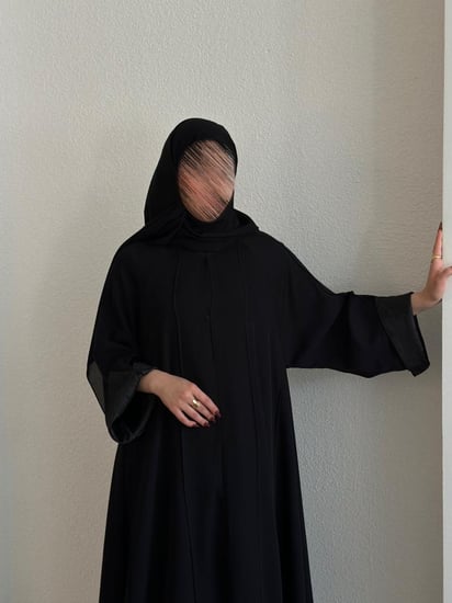 عباية اسود قماش(انترنت) كلوش بخطوط مكره اسود وكُم قلاب بقماش العلا