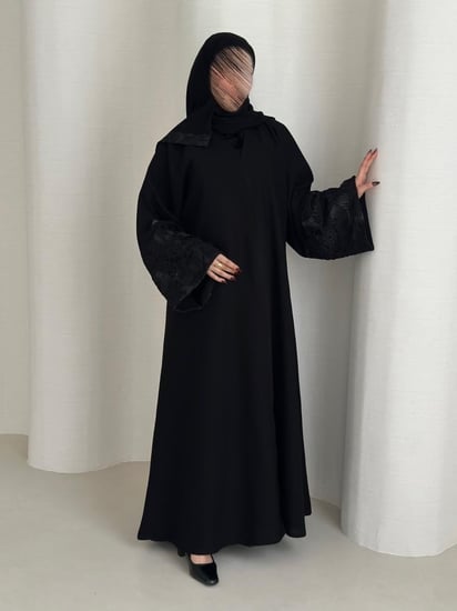 عباية نص كلوش قماش(كريب) بأكمام دانتيل ورد