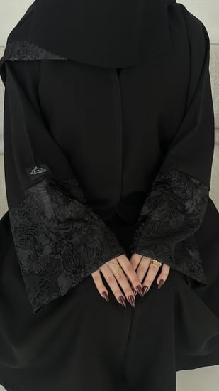 عباية نص كلوش قماش(كريب) بأكمام دانتيل ورد