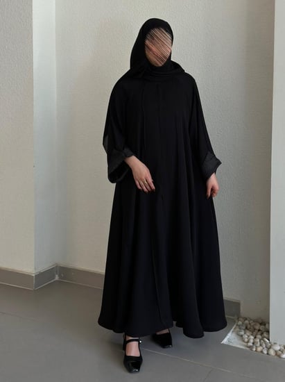 عباية اسود قماش(انترنت) كلوش بخطوط مكره اسود وكُم قلاب بقماش العلا