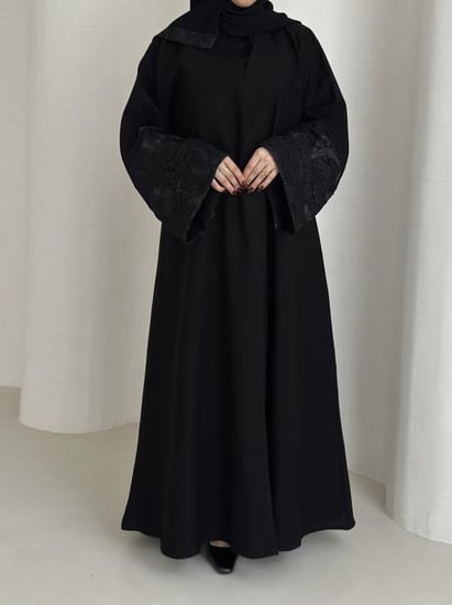 عباية نص كلوش قماش(كريب) بأكمام دانتيل ورد