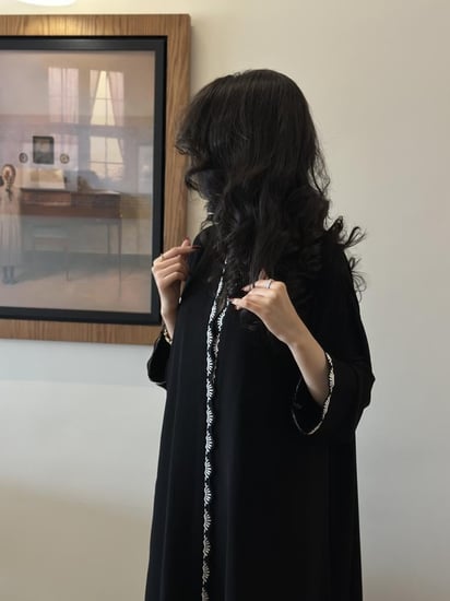 عباية نص كلوش قماش(ملكي)تطريز ابيض