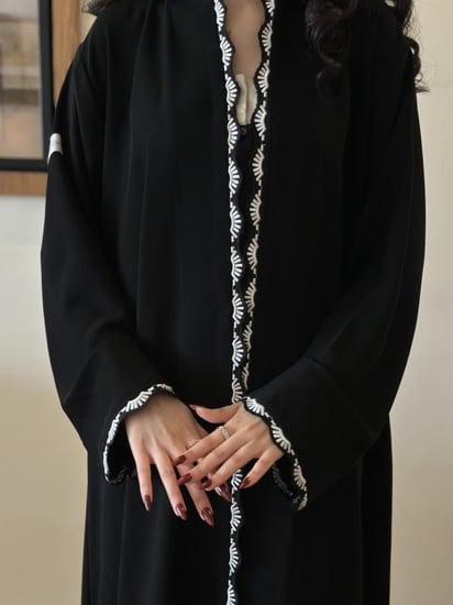 عباية نص كلوش قماش(ملكي)تطريز ابيض