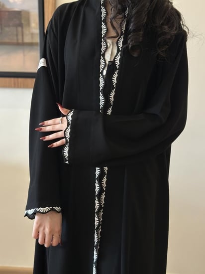 عباية نص كلوش قماش(ملكي)تطريز ابيض