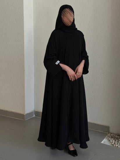 عباية اسود قماش(انترنت) كلوش بخطوط مكره اسود وكُم قلاب بقماش العلا