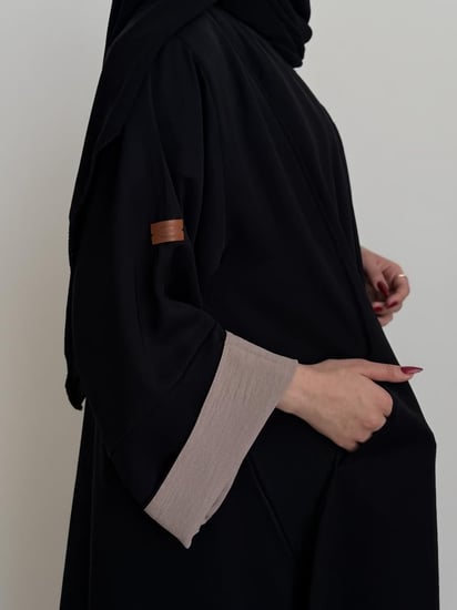 عباية اسود قماش (بلاك بيري) ،مقفلة بجيوب و بكُم لون خربزي