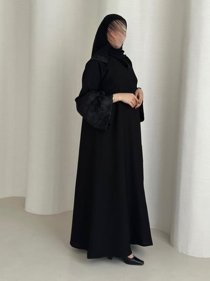 عباية نص كلوش قماش(كريب) بأكمام دانتيل ورد