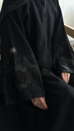 عباية نص كلوش قماش(كريب) بأكمام دانتيل ورد