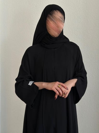 عباية اسود قماش(انترنت) كلوش بخطوط مكره اسود وكُم قلاب بقماش العلا