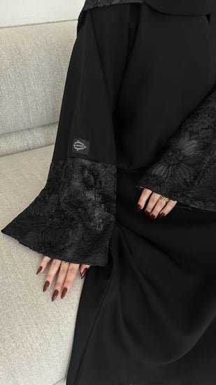 عباية نص كلوش قماش(كريب) بأكمام دانتيل ورد
