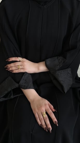 عباية اسود قماش(انترنت) كلوش بخطوط مكره اسود وكُم قلاب بقماش العلا
