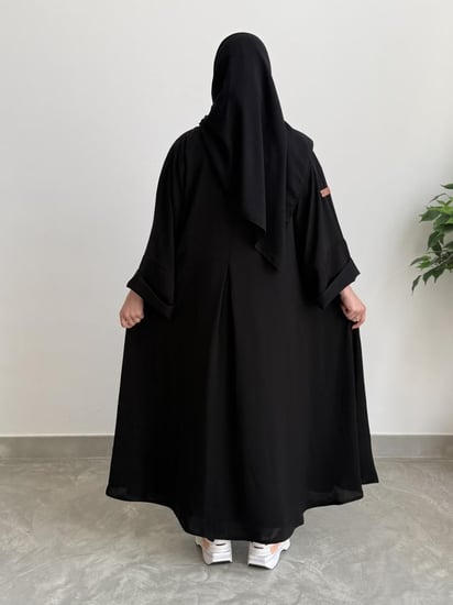 عباية كلوش قماش(بلاك بيري)مقفلة بجيوب بكُم لون اسود