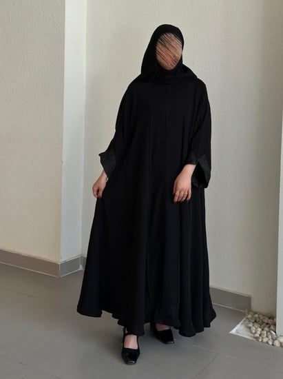 عباية اسود قماش(انترنت) كلوش بخطوط مكره اسود وكُم قلاب بقماش العلا