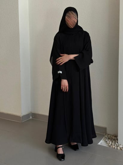 عباية اسود قماش(انترنت) كلوش بخطوط مكره اسود وكُم قلاب بقماش العلا