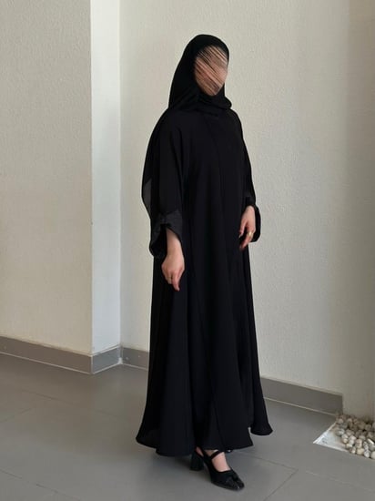 عباية اسود قماش(انترنت) كلوش بخطوط مكره اسود وكُم قلاب بقماش العلا