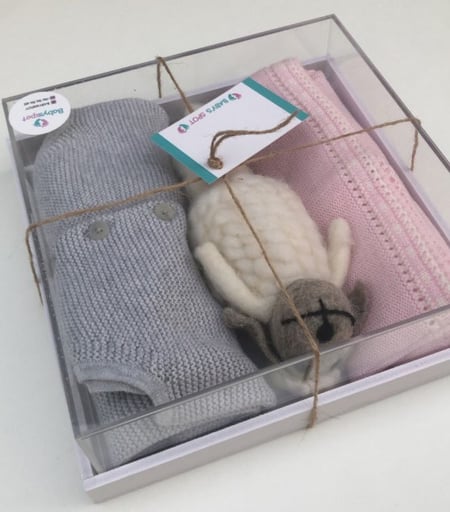 هديه عباره عن 4 قطع بربتوز صوف محبوك مع جكيت او بلوزه وخروف في بوكس