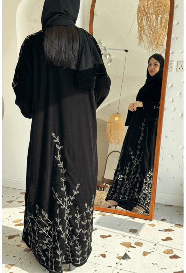 عباية مخمل اسود مع خيوط التطريز المشجرة