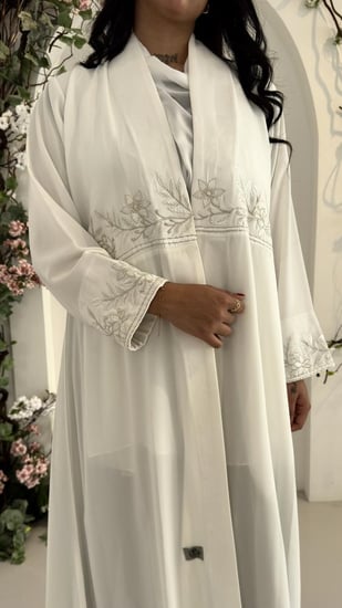 عبايه فاخره بتطريز أنيق مميزه