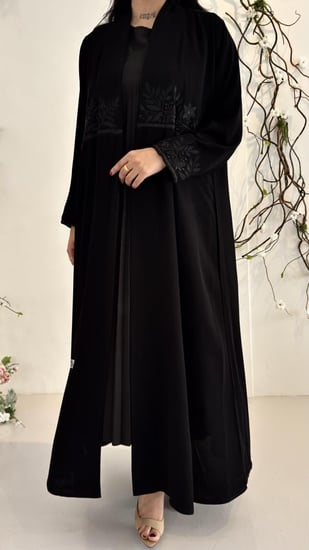 عبايه فاخره بتطريز أنيق مميزه
