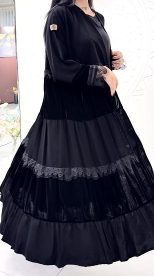 عبايه أنيقه بتدخيلات المخمل مع الدانتيل