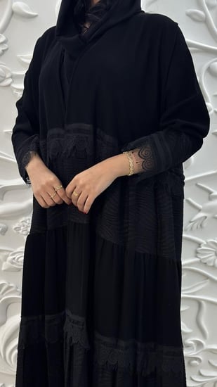 عبايه أنيقه طبقات مع كسرات مميزه