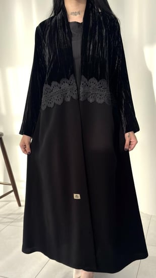عباية فاخرة مزينة بكلفه سواداء من قماش المخمل مع كتان