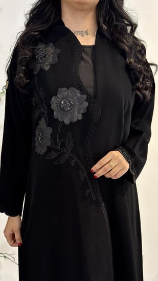 عبايه مزينه بشك مع تطريز  ناعمه