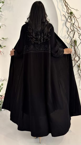 عبايه فاخره بتطريز أنيق مميزه