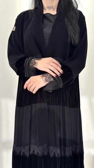 عبايه أنيقه بتدخيلات المخمل مع الدانتيل