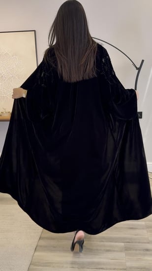 عباية مخمل مع شك أسود فاخرة