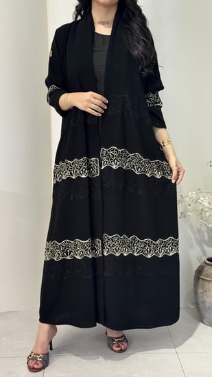 عباية فاخرة مزينة بتطريز يدوي أنيق