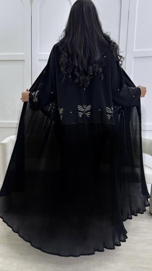 عبايه سوداء كسرات مزينة بشك فخمه