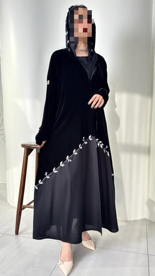 عبايه مخمل مزينة بتطريز يدوي مايل أنيق