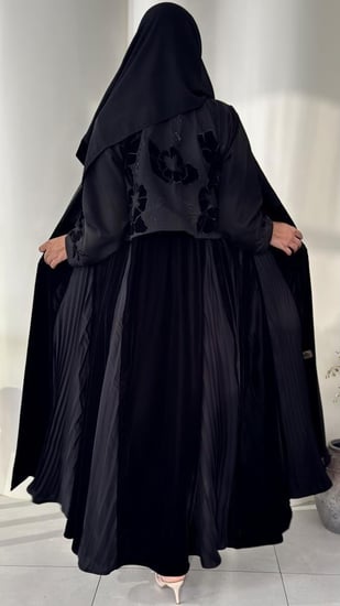 عبايه فاخره بتدخيلات مخمل مع كسرات مطرزه