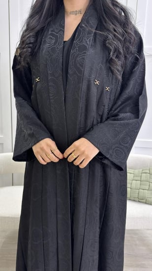 عبايه كلوش بقماش جاكار مع كسره من الأمام والخلف مميزه