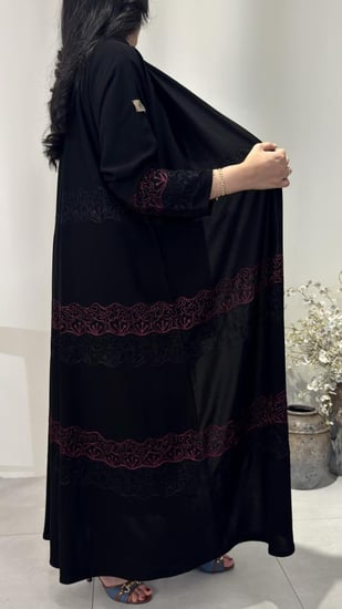عباية فاخرة مزينة بتطريز يدوي أنيق
