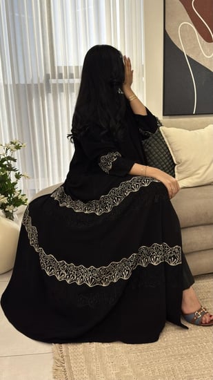 عباية فاخرة مزينة بتطريز يدوي أنيق