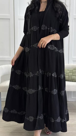 عباية طبقات مزينة بتطريز ترتر أنيقة
