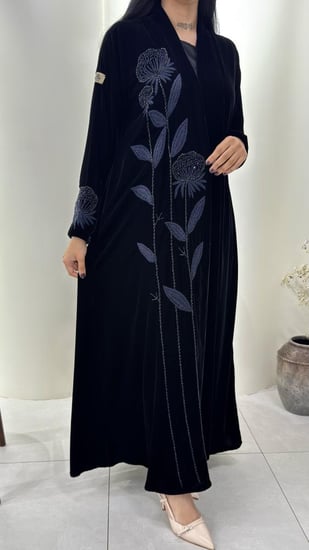 "عباية مخمل بتطريز شَك مميزه
