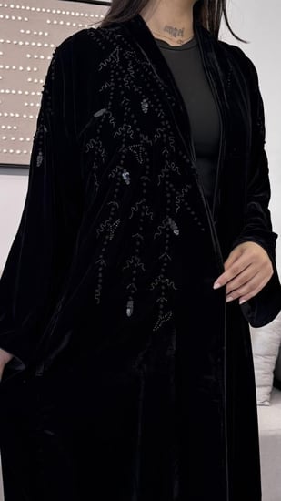 عباية مخمل مع شك أسود فاخرة