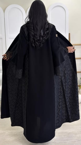 عبايه سوداء مزينه بدانتيل على الجوانب والكم أنيقه