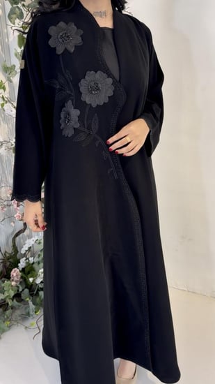 عبايه مزينه بشك مع تطريز  ناعمه
