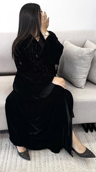 عباية مخمل مع شك أسود فاخرة