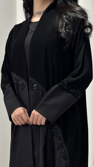 عباية كريب ملكي بتدخيلات تفته مزينة بشك أسود أنيقه