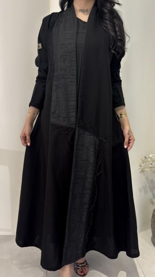 عباية بتدخيلات كريب جاكار مع شك مميزه