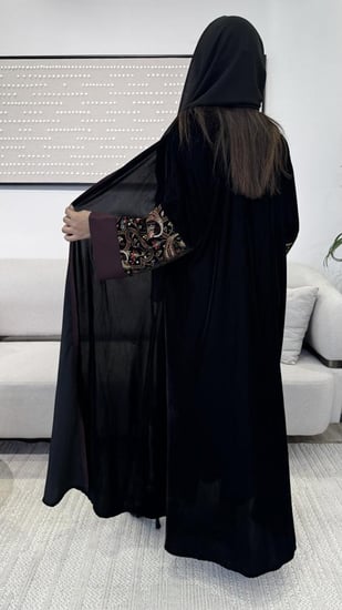 عباية مخمل بتطريز ملون ناعم على الكم