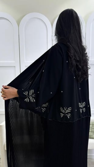 عبايه سوداء كسرات مزينة بشك فخمه
